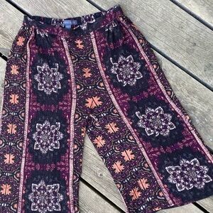 Boho KENDALL KYLIE Pant Capri Gaucho Shorts Wide Leg Black Red Purple Size Small
